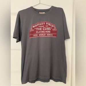 Red Jacket Wrigley Field Chicago Cubs Men's T-Shirt - Medium